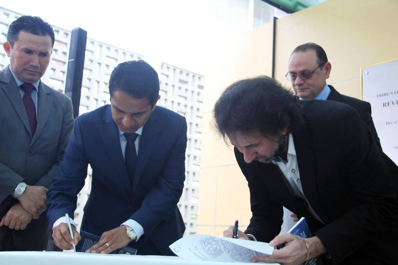 A parceria entre instituições governamentais e não governamentais foi celebrada e renovada, por mais um ano, nesta sexta-feira (13), na sede do Tribunal de Justiça do Estado (TJ/PA), em Belém. Com isso, adolescentes e jovens egressos do sistema socioeducativo do Pará vão continuar a ser atendidos pelo projeto “Reescrevendo Nossa História”. A iniciativa garante a reinserção de adolescentes egressos à sociedade, assegurando cidadania para aqueles em situação de vulnerabilidade social. Baseada no Termo de Concretização de Direitos Humanos, celebrado entre o Ministério Público do Trabalho e a Companhia Docas do Pará (CDP), por meio dessa iniciativa, as multas são revertidas em prol da reinserção de adolescentes egressos à sociedade, assegurando cidadania para adolescentes e jovens em situação de vulnerabilidade social. O projeto conta com oficinas e cursos para os egressos da Fundação de Atendimento Socioeducativo do Pará (Fasepa), do governo estadual e Fundação Papa João XXIII (Funpapa), da Prefeitura de Belém, para inseri-los no mercado de trabalho.

FOTO: TIAGO FURTADO / ASCOM FASEPA
DATA: 13.04.2018
BELÉM - PARÁ <div class='credito_fotos'>Foto: TIAGO FURTADO / ASCOM FASEPA   |   <a href='/midias/2018/originais/584767c2-1864-4423-bf26-d41491daccaf.jpg' download><i class='fa-solid fa-download'></i> Download</a></div>