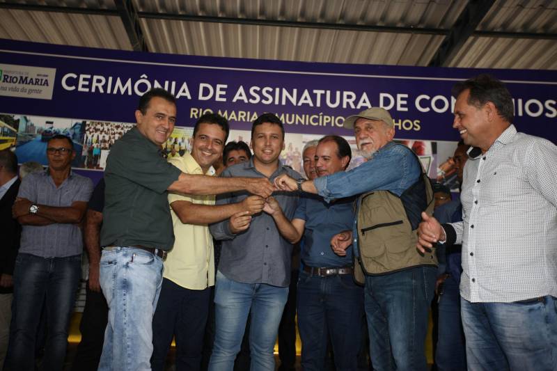 Onze municípios do sul e sudeste paraense recebem recursos do Estado para recuperar ruas e vicinais atingidas pelas enchentes e fortes chuvas que caem na região. Em agenda oficial nesta sexta-feira (6), o governador Simão Jatene assinou, pela manhã, no Parque de Exposições Valeu Boi Leilões, em Rio Maria, os convênios que garantem o repasse de cerca de R$ 4 milhões. As obras de caráter emergencial serão executadas pelas prefeituras em parceria com a Secretaria de Estado de Transportes (Setran). O objetivo é recuperar a trafegabilidade nessas localidades e assegurar o direito de ir e vir da população. Na manhã desta sexta, foram assinados nove convênios (foto), com os municípios de Redenção, Pau D’Arco, São Félix do Xingu, Santa Maria das Barreiras, Tucumã, Água Azul do Norte, Xinguara, Bannach e Rio Maria. Além da Setran, participam da ação o Centro Regional de Governo do Sudeste do Pará e a Defesa Civil. “O valor do investimento em cada município vai depender da necessidade verificada pelas equipes do Estado e das prefeituras. O recurso não será usado para reconstruir vias, mas para restabelecer a trafegabilidade”, disse o secretário de Transportes, Kléber Menezes.
FOTO: ANTÔNIO SILVA / AG. PARÁ
DATA: 06.04.2018
RIO MARIA - PARÁ <div class='credito_fotos'>Foto: Antônio Silva/Ag. Pará | <a href='/midias/2018/originais/584885f8-5ec4-486f-b6c1-cb06405d1483.jpg' download><i class='fa-solid fa-download'></i> Download</a></div>