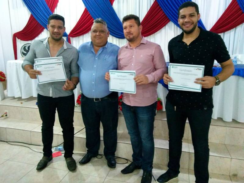 Servidores municipais de Ourém, no nordeste paraense, participaram (foto) do Programa de Municipalização a Escola de Governança Pública do Estado do Pará (EGPA). A formação levou seis cursos e certificou cerca de 200 pessoas, na semana passada. Também foi renovado, por dois anos, o Acordo de Cooperação Técnica entre a EGPA e a prefeitura municipal, o que permite aos servidores municipais o acesso a todas as ações, programas e projetos desenvovidos pela autarquia.

FOTO: ASCOM / EGPA
DATA: 28.05.2018
OURÉM - PARÁ <div class='credito_fotos'>Foto: ASCOM EGPA   |   <a href='/midias/2018/originais/585ed1e8-02c5-4fae-8ea6-b35532238752.jpg' download><i class='fa-solid fa-download'></i> Download</a></div>