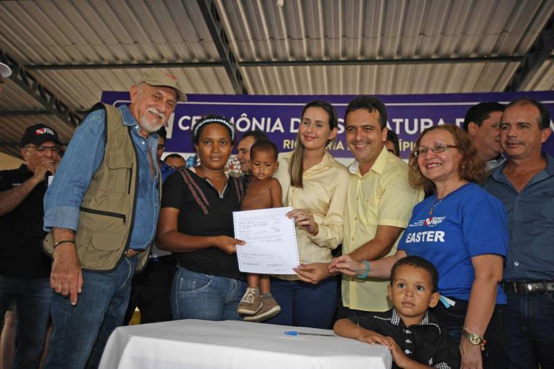 Onze municípios do sul e sudeste paraense recebem recursos do Estado para recuperar ruas e vicinais atingidas pelas enchentes e fortes chuvas que caem na região. Em agenda oficial nesta sexta-feira (6), o governador Simão Jatene assinou, pela manhã, no Parque de Exposições Valeu Boi Leilões, em Rio Maria, os convênios que garantem o repasse de cerca de R$ 4 milhões. As obras de caráter emergencial serão executadas pelas prefeituras em parceria com a Secretaria de Estado de Transportes (Setran). O objetivo é recuperar a trafegabilidade nessas localidades e assegurar o direito de ir e vir da população. Na manhã desta sexta, foram assinados nove convênios (foto), com os municípios de Redenção, Pau D’Arco, São Félix do Xingu, Santa Maria das Barreiras, Tucumã, Água Azul do Norte, Xinguara, Bannach e Rio Maria. Além da Setran, participam da ação o Centro Regional de Governo do Sudeste do Pará e a Defesa Civil. “O valor do investimento em cada município vai depender da necessidade verificada pelas equipes do Estado e das prefeituras. O recurso não será usado para reconstruir vias, mas para restabelecer a trafegabilidade”, disse o secretário de Transportes, Kléber Menezes.
FOTO: ANTÔNIO SILVA / AG. PARÁ
DATA: 06.04.2018
RIO MARIA - PARÁ <div class='credito_fotos'>Foto: Antônio Silva/Ag. Pará | <a href='/midias/2018/originais/5863a391-261e-45a7-b50b-62d5f745fedd.jpg' download><i class='fa-solid fa-download'></i> Download</a></div>