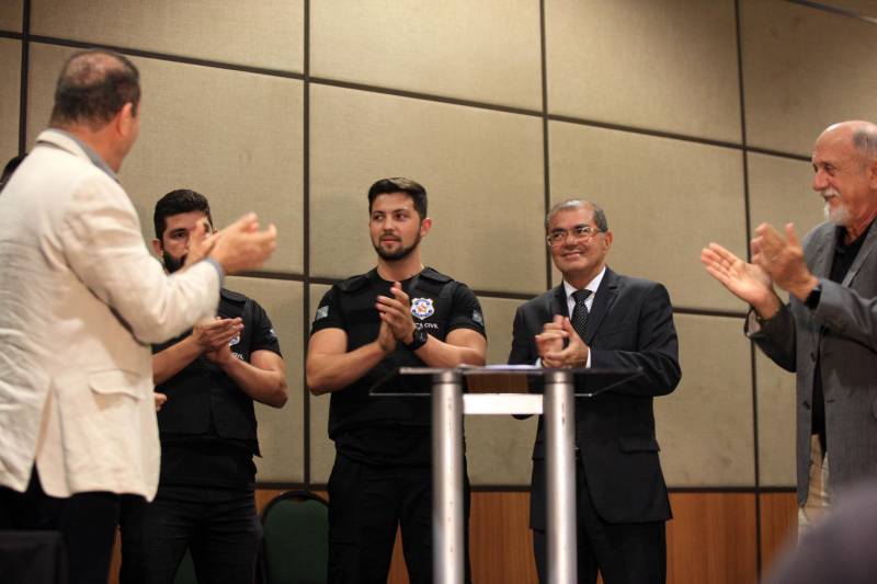 O Governo do Pará segue firme na política de prevenção e redução da criminalidade em todo o estado, com investimentos e o reforço de novos agentes que atuarão na segurança pública. Na tarde desta quinta-feira (22), os 474 aprovados em concurso público tomaram posse e receberam os equipamentos de trabalho. A cerimônia ocorreu no Hangar Convenções e Feiras da Amazônia, em Belém, e contou com a presença do governador Simão Jatene, entre outras autoridades.

FOTO: RODOLFO OLIVEIRA / AG. PARÁ
DATA: 22.03.2018
BELÉM - PARÁ <div class='credito_fotos'>Foto: Rodolfo Oliveira/Ag. Pará   |   <a href='/midias/2018/originais/586ac3d6-fdd7-40b9-adfb-d6f61ddf9d56.jpg' download><i class='fa-solid fa-download'></i> Download</a></div>