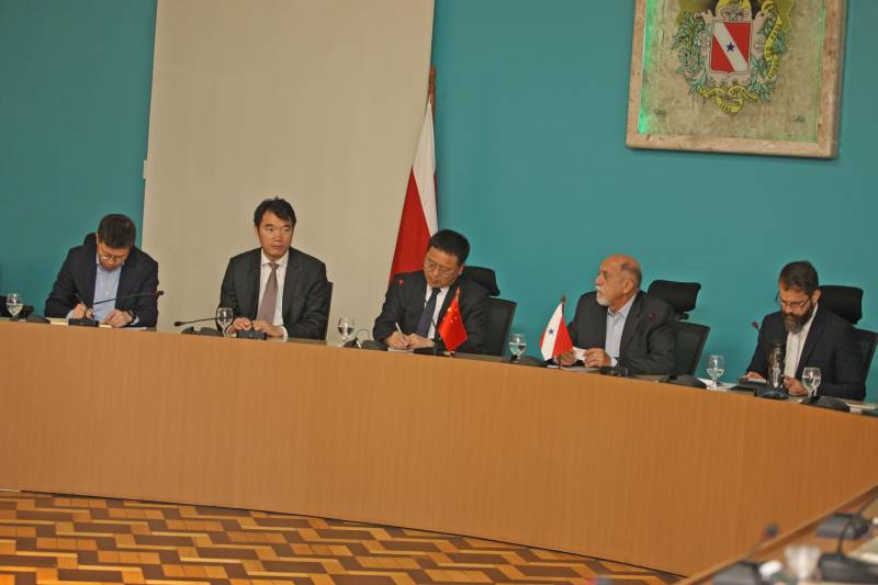 Representantes de grandes empresas chinesas (foto) estão em Belém para prospectar novos investimentos em áreas como habitação, tecnologia, energia e infraestrutura. O grupo se reuniu na manhã desta quinta-feira (7) com o governador Simão Jatene, para conhecer mais detalhes sobre as potencialidades do Estado. O encontro ocorreu no Palácio do Governo e contou com a participação do titular da Secretaria de Estado de Desenvolvimento Econômico, Mineração e Energia (Sedeme), Eduardo Leão, do secretário de Estado de Transportes, Kleber Menezes, entre outras autoridades. Entre as empresas participantes está a China Communications Construction Company (CCCC), maior empresa chinesa de infraestrutura e líder mundial no segmento; a estatal chinesa China Railways Corporation (Crec) e a China Development Bank (CDB), banco de desenvolvimento do país asiático.
FOTO: ANTÔNIO SILVA / AG. PARÁ
DATA: 07.06.2018
BELÉM - PARÁ <div class='credito_fotos'>Foto: Antônio Silva/Ag. Pará | <a href='/midias/2018/originais/58715f93-8b0b-470f-9657-874a56fd3de4.jpg' download><i class='fa-solid fa-download'></i> Download</a></div>