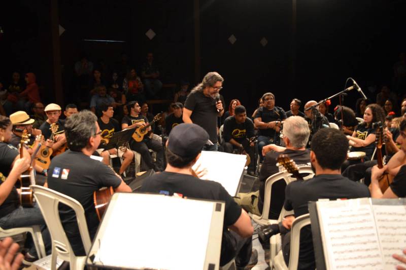 Um repertório inteiro baseado na obra de Jacob do Bandolim, muitos sorrisos e uma plateia extremamente participativa e atenta. Assim foi a noite da última sexta-feira, 4, no Teatro Experimental Waldemar Henrique, na Praça da República, em Belém. O espetáculo (foto) promovido por mais de 45 músicos foi o encerramento do primeiro módulo do projeto, uma iniciativa da Fundação Cultural do Pará que desde 2006 reúne músicos em vários estágios de aprendizado e de várias idades - dos 13 aos 60 - e difunde o choro como um dos principais estilos musicais paraenses.
FOTO: ASCOM / FCP
DATA: 05.05.2018
BELÉM - PARÁ <div class='credito_fotos'>Foto: ASCOM FCP | <a href='/midias/2018/originais/587800d6-dbdf-4d77-80ca-9f6f7d24497c.jpg' download><i class='fa-solid fa-download'></i> Download</a></div>