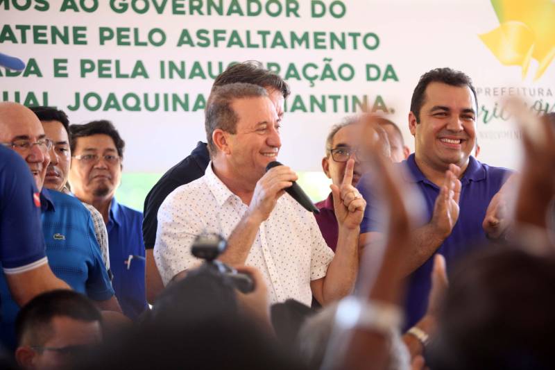 Também foram entregues nesta segunda (25) obras no distrito de Serra Pelada, em Curionópolis, sudeste do Estado. Uma das inaugurações foi a da Escola Estadual de Ensino Médio Joaquina Diamantina. A unidade de ensino teve investimento de R$ 220 mil em serviços nas redes elétrica e hidráulica, além de pintura, melhoria do forro e cobertura, assim como parte do piso, muro e calçada. Fundada em 1989, a escola foi praticamente reconstruída para atender com qualidade os 232 estudantes, nos turnos da tarde e à noite. São três salas de aula; bloco administrativo (sala da direção, sala dos professores e secretaria); uma copa cozinha, uma dispensa para armazenamento de alimentos da merenda escolar e banheiros masculino, feminino e de pessoa com deficiência (PCD). Em Curionópolis, o governador também entregou a pavimentação asfáltica de quatro quilômetros de vias urbanas, uma parceria com a Prefeitura de Curionópolis, dentro do Programa Asfalto na Cidade. Para esta obra, foram destinados R$ 1,7 milhão, que incluem serviços em terra, sub-base e base, pavimentação em CBUQ (Concreto Betuminoso Usinado a Quente) de três centímetros de espessura, meio-fio de concreto com lâmina d’água e sinalização horizontal. Curionópolis é um dos 99 municípios paraenses que assinaram com o governo o Termo de Asfalto, sendo que 33 já iniciaram as obras. Somados, os termos garantirão 529,6 km de pavimentação de vias urbanas – um investimento total de quase R$ 255 milhões do Tesouro Estadual.
FOTO: THIAGO GOMES / AG. PARÁ
DATA: 25.06.2018
CURIONÓPOLIS - PARÁ <div class='credito_fotos'>Foto: Thiago Gomes /Ag. Pará | <a href='/midias/2018/originais/587876f5-8f79-4d80-bc44-4b80263039b4.jpg' download><i class='fa-solid fa-download'></i> Download</a></div>