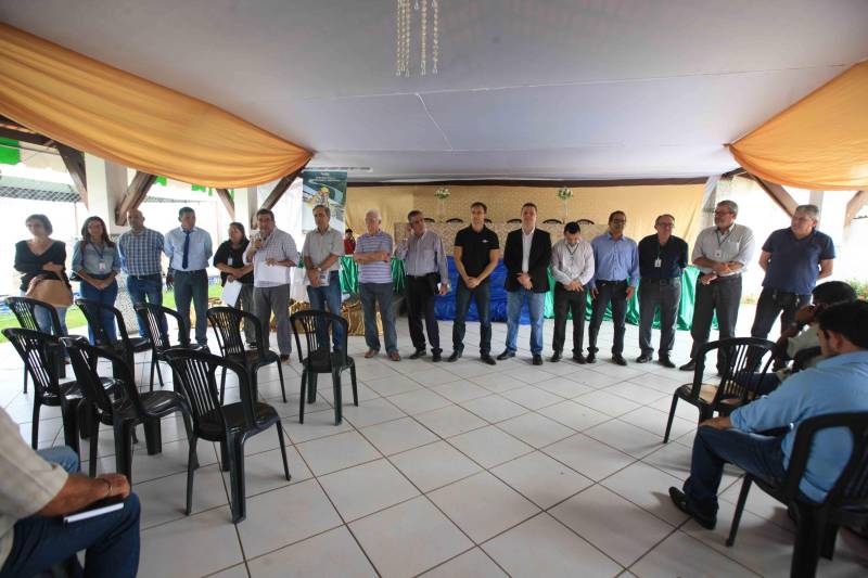 Mais de 300 produtores compareceram à arena Bira's, em Igarapé-Miri, no nordeste paraense, na manhã de quinta-feira (15), em busca de informações sobre crédito, qualificação profissional, regularização fundiária e cadeia produtiva. O público foi atendido pela "Caravana Pará 2030 - Igarapé-Miri", promovida pelo governo do Estado, que levou ao município os serviços de várias secretarias, bancos e instituições ligadas à produção e à intermediação de negócios.
FOTO: RODOLFO OLIVEIRA / AG. PARÁ
DATA: 16.03.2018
IGARAPÉ-MIRI - PARÁ <div class='credito_fotos'>Foto: Rodolfo Oliveira/Ag. Pará | <a href='/midias/2018/originais/58824554-aeb8-4161-bed9-56632e576313.jpg' download><i class='fa-solid fa-download'></i> Download</a></div>
