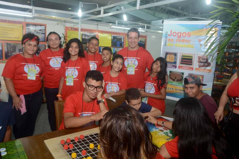 Em sua oitava participação na Feira Pan-Amazônica do Livro o Projeto Jogos ao Redor do Mundo, desenvolvido pela Escola Estadual de Ensino Fundamental e Médio Padre Francisco Berton, localizada no Bairro do Tapanã, em Belém, surpreendeu o público que foi ao estande da Secretaria de Estado de Educação (Seduc) neste domingo (3). Foi lançado o Jogo dos Clássicos, em homenagem ao futebol, em pleno clima de Copa da Rússia 2018. A iniciativa é um jogo de tabuleiro com dados, em que times dispostos em peças se movimentam em um gramado preparado para as jogadas em direção ao gol. O primeiro clássico do projeto é um dos mais tradicionais do País: Remo x Paysandu.
FOTO: RAI PONTES / ASCOM SEDUC
DATA: 03.06.2018
BELÉM - PARÁ <div class='credito_fotos'>Foto: Rai Pontes/Ascom Seduc | <a href='/midias/2018/originais/5884b612-1908-4035-bff9-c634cf4740ef.jpg' download><i class='fa-solid fa-download'></i> Download</a></div>