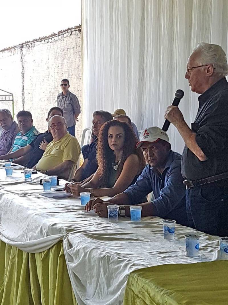 Cento e vinte e sete famílias do PEAS (Projeto Estadual de Assentamento Sustentável) Lourival Santana comemoram o título definitivo de terra recebido no início da tarde desta quinta-feira, 10, no município de Eldorado do Carajás, no sul do Pará. Com esta entrega o Governo do Estado, através do Instituto de Terras do Pará (Iterpa), beneficiou duas mil famílias, somente nos primeiros cinco meses de 2018.
FOTO: DANI FILQUEIRAS / ASCOM SEMSU
DATA: 10.05.2018
ELDORADO DOS CARAJÁS - PARÁ <div class='credito_fotos'>Foto: DANI FILGUEIRAS / ASCOM SEMSU | <a href='/midias/2018/originais/588e0799-7428-4768-8f01-d3f0259c3824.jpg' download><i class='fa-solid fa-download'></i> Download</a></div>