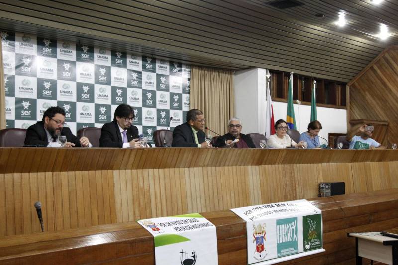 A Semana do Encarcerado 2018 foi aberta oficialmente nesta segunda-feira (4), no auditório da Universidade da Amazônia (Unama), campus Alcindo Cacela, em Belém. O evento é realizado pela Arquidiocese de Belém, por meio da Pastoral Carcerária, e conta com  a parceria da Superintendência do Sistema Penitenciário do Pará (Susipe), Prefeitura Municipal de Ananindeua, Defensoria Pública do Estado (DPE), Unama, Universidade Federal do Pará (UFPA) e Tribunal de Justiça do Estado (TJPA).

FOTO: AKIRA ONUMA / ASCOM SUSIPE
DATA: 04.06.2018
BELÉM - PARÁ <div class='credito_fotos'>Foto: Akira Onuma / Ascom Susipe   |   <a href='/midias/2018/originais/58903570-b7db-482a-a64d-ffd0c0bde943.jpg' download><i class='fa-solid fa-download'></i> Download</a></div>