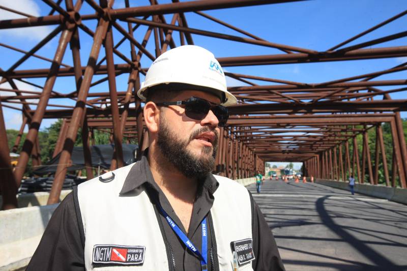 Alunos com deficiência atendidos pela Fundação Pestalozzi do Pará (FPPA) visitaram na manhã desta quinta-feira (3) as obras de prolongamento da Avenida João Paulo II, acompanhados por familiares, pela coordenadora da Fundação, Inês Pereira, e professores da Universidade da Amazônia (Unama), que fizeram a interlocução com o Núcleo de Gerenciamento de Transporte Metropolitano (NGTM), responsável pela obra. Na foto, o engenheiro fiscal do NGTM, Alen Tavares.
FOTO: ROLDOFO OLIVEIRA / AG. PARÁ
DATA: 03.05.2018
BELÉM - PARÁ <div class='credito_fotos'>Foto: Rodolfo Oliveira/Ag. Pará | <a href='/midias/2018/originais/5893e80a-ec78-49ec-b995-3af1e8f49e12.jpg' download><i class='fa-solid fa-download'></i> Download</a></div>