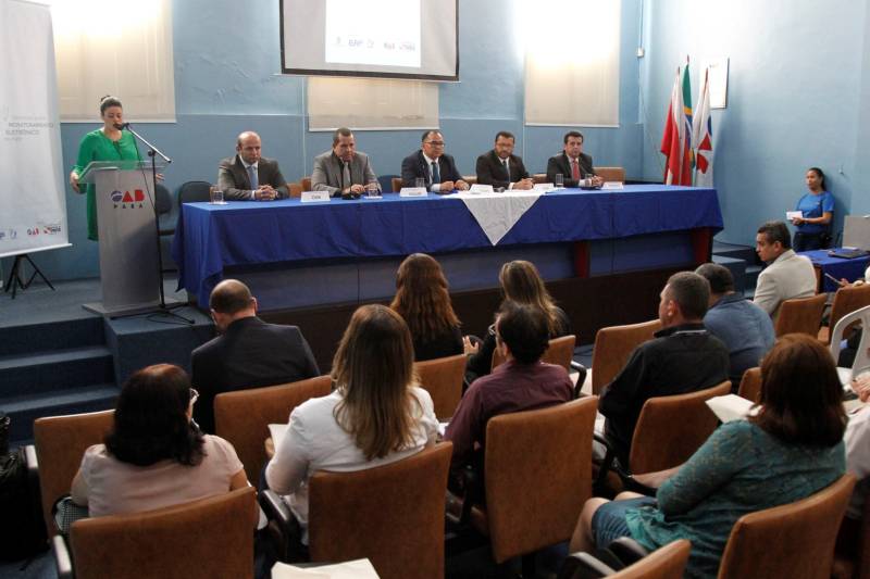 A Superintendência do Sistema Penitenciário do Estado (Susipe), por meio da Escola de Administração Penitenciária (EAP), promoveu, nesta quinta-feira (1), um workshop para discutir as diretrizes do monitoramento eletrônico no Pará. Atualmente, o Estado tem um total de 1.558 presos monitorados com uso da tornozeleira eletrônica, sendo 205 do sexo feminino e 1.353 do sexo masculino. O evento aconteceu no auditório da Ordem dos Advogados (OAB) seção Pará, em Belém, e contou com a presença de membros do Tribunal de Justiça, Ministério Público, Defensoria Pública, Polícias Militar e Civil, OAB, servidores do Núcleo Gestor de Monitoramento Eletrônico (NGME), da Diretoria de Execução Criminal (DEC) e Diretoria de Administração Penitenciária (DAP) da Susipe, além de estudantes e demais profissionais. O objetivo do workshop foi promover o debate sobre os serviços de monitoração eletrônica, assegurando o acompanhamento adequado na garantia do cumprimento da pena, além de promover a trocas de saberes e parcerias.
FOTO: AKIRA ONUMA / ASCOM SUSIPE
DATA: 01.03.2018
BELÉM - PARÁ <div class='credito_fotos'>Foto: Akira Onuma / Ascom Susipe | <a href='/midias/2018/originais/5898fcc5-e7d0-4033-b153-460a58d19f87.jpg' download><i class='fa-solid fa-download'></i> Download</a></div>