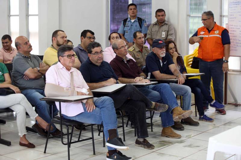 O Governador do Pará, Simão Jatene, esteve durante esta sexta-feira (13) no município de Paragominas. Além de visitar as áreas afetadas pela enxurrada que ocorreu na madrugada da quinta-feira (12), ele conversou com moradores atingidos, reuniu com autoridades municipais, secretários de estado, com o Corpo de Bombeiros e a Defesa Civil para traçar as metas e ações a serem cumpridas para restabelecer a normalidade na cidade. A forte enxurrada, que durou toda a madrugada, alagou cerca de 40% da cidade e atingiu 350 famílias. Até o momento, 13 locais foram adequados para funcionar como abrigo, entre escolas, associações, ginásios, entre outros, para receber desabrigados e desalojados.

FOTO: SIDNEY OLIVEIRA / AG. PARÁ
DATA: 13.04.2018
PARAGOMINAS - PARÁ <div class='credito_fotos'>Foto: Sidney Oliveira/Ag. Pará   |   <a href='/midias/2018/originais/589d853d-02c8-4dee-9ece-f867e2f1aced.jpg' download><i class='fa-solid fa-download'></i> Download</a></div>