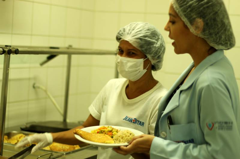 Referência no Sistema Único de Saúde (SUS) no estado para tratamento da obesidade, o Hospital Jean Bitar (HJB) investe na capacitação profissional voltada para prevenção de doenças, inclusive, com orientação clínica do Serviço de Nutrição e Dietética (SND), que alerta para a importância de maior consumo de alimentos naturais, os não industrializados, minimamente processados, sem corantes artificiais, conservantes, aromatizantes e outros aditivos químicos. Segundo a responsável técnica pelo SND, a nutricionista Natália Faria (foto), atualmente, é grande a procura da população por produtos industrializados, que passam por várias etapas de processamento, até chegar ao produto final.
FOTO: ASCOM HJB
DATA: 06.03.2018
BELÉM - PARÁ <div class='credito_fotos'>Foto: ASCOM HJB | <a href='/midias/2018/originais/589ed7dc-a51f-45c7-b56c-237df767370b.jpg' download><i class='fa-solid fa-download'></i> Download</a></div>