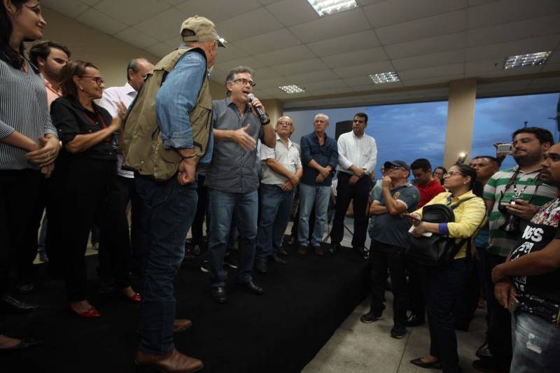 O Governador do Estado, Simão Jatene, também entregou para a região mais de 90 viaturas (foto) , 65 caminhonetes e 27 carros utilitários (pálios weekend), com destaque para duas da patrulha rural e uma para ronda escolar específica para Marabá. O Secretário de Estado de Segurança Pública, Luiz Fernandes, ressaltou que os veículos vão substituir a frota nas regiões sul e sudeste. “Surgiu uma demanda do policiamento rural, e já uma semana depois, por determinação do governador, já trouxemos as viaturas e já temos o policiamento disponível para fazer esse patrulhamento, que vai iniciar na região sudeste, mas se estenderá para a região sul e nordeste do estado. Hoje estamos substituindo toda a frota de veículos da região sul e sudeste, além disso o governador determinou onde tiver policiamento vai ter uma viatura, e já foi apresentado para a região os novos policiais que tomaram posse, nós não temos mais nenhum município sem delegado”, pontuou. Outras conquistas citada pelo Secretário da SEGUP foi o aumento do Núcleo de Apoio à Investigação e a criação de um conselho regional para acompanhar as ações de segurança pública.
FOTO: SIDNEY OLIVEIRA / AG. PARÁ
DATA: 06.04.2018
MARABÁ - PARÁ <div class='credito_fotos'>Foto: Sidney Oliveira/Ag. Pará | <a href='/midias/2018/originais/589efdc7-2776-4e94-a8e0-3f4367e1f462.jpg' download><i class='fa-solid fa-download'></i> Download</a></div>