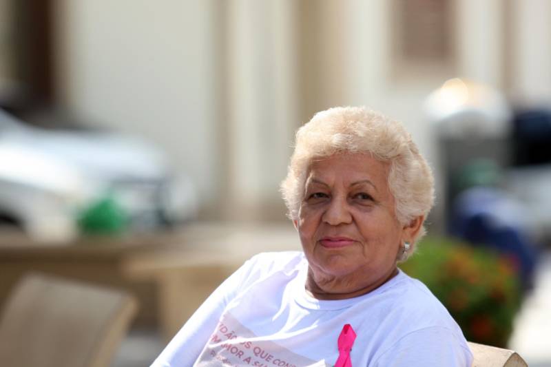 Ana Miranda, conhecida como “Donana” (foto), lembra como se fosse hoje o dia em que deixou currículo na Fundação Santa Casa de Misericória, nos idos de 1986, quando procurava por uma oportunidade no mercado de trabalho. Atualmente, aos 64 anos e com uma relação bem mais que profissional com a instituição, ela é conhecida por sua dedicação e solidariedade, o que a tornou uma das servidoras exemplo do Estado e, por isso, homenageada neste dia 28, Dia do Servidor Público.
FOTO: MARCELO LELIS / AG. PARÁ
DATA: 25.10.2018
BELÉM - PARÁ <div class='credito_fotos'>Foto: Marcelo Lelis / Ag. Pará | <a href='/midias/2018/originais/58ac85ec-18dd-4a13-86b8-a642633b1865.jpg' download><i class='fa-solid fa-download'></i> Download</a></div>