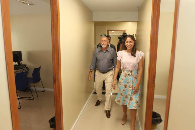 O governador Simão Jatene (camisa cinza com listras) inaugurou nesta quinta-feira, 27, as novas instalações do Núcleo de Atendimento Integrado (NAI). Localizado na Avenida Governador José Malcher, o NAI reúne, em um só prédio, todos os órgãos que trabalham com adolescentes vulneráveis, em situação de risco social ou que cometeram infrações passíveis de punição. “Temos que punir, mas sem excluir, sem relegar a um segundo plano da sociedade e, ao mesmo tempo, sem ignorar o que esses jovens e adolescentes querem nos dizer quando cometem algum ato infracional”, disse o governador Simão Jatene durante a inauguração. O NAI é composto pela Divisão de Atendimento ao Adolescente (Data), Promotoria da Infância e Juventude do Ministério Público do Estado, Juizado da Infância e Juventude do Tribunal de Justiça do Estado, Defensoria Pública, Companhia Independente Especializada de Policiamento Assistencial da PM (Ciepas) e Fundação de Atendimento Socioeducativo do Pará (Fasepa).

FOTO: CRISTINO MARTINS / AG. PARÁ
DATA: 27.12.2018
BELÉM - PARÁ <div class='credito_fotos'>Foto: Cristino Martins/Ag. Pará   |   <a href='/midias/2018/originais/58bc93c8-969a-4086-b925-fd98346d9c51.jpg' download><i class='fa-solid fa-download'></i> Download</a></div>