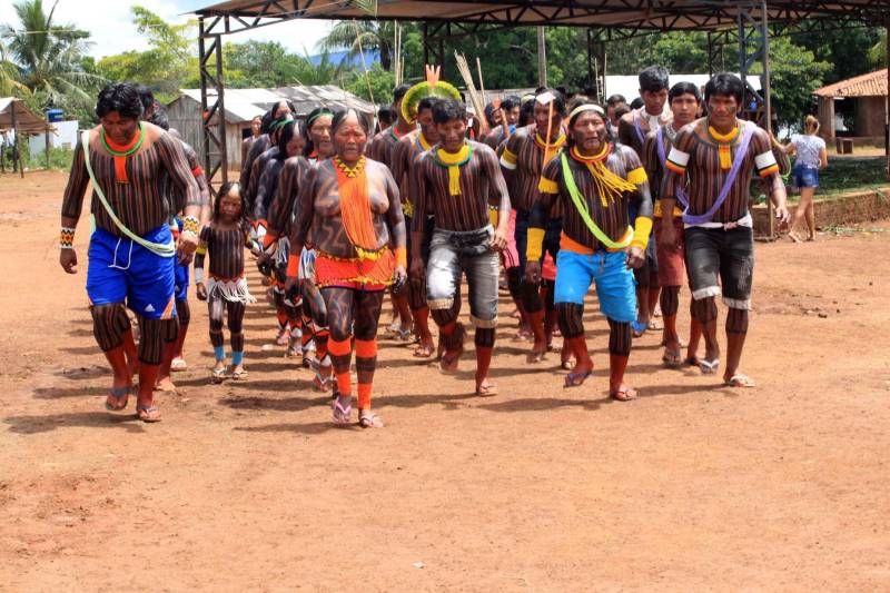 Está quase tudo pronto para a 6ª Semana dos Povos Indígenas, que começa neste domingo (15), em São Félix do Xingu, no sudeste do Pará. Antes de sair das aldeias em direção a São Félix – o terceiro maior município paraense em extensão territorial, atrás apenas de Altamira e Oriximiná –, as tribos fazem festa, numa espécie de preparação para os dias vindouros longe de casa. Na aldeia Krôkamôr, às margens do Rio Xingu e longe cerca de oito horas de barco da sede municipal, homens, mulheres e crianças Kayapó se unem na dança Kwyrykangô.
FOTO: RODOLFO OLIVEIRA / AG. PARÁ
DATA: 15.04.2018
SÃO FÉLIX DO XINGU - PARÁ <div class='credito_fotos'>Foto: Rodolfo Oliveira/Ag. Pará | <a href='/midias/2018/originais/58c3ac0b-6076-4111-b39a-9e7bf17ea704.jpg' download><i class='fa-solid fa-download'></i> Download</a></div>