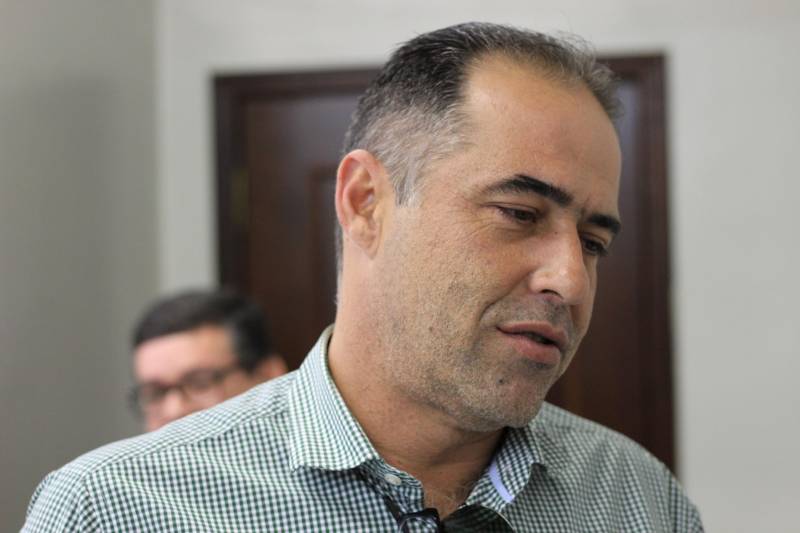 O superintendente do sistema penitenciário do Pará (Susipe), Michell Durans, assinou na manhã desta sexta-feira (21) um termo de cooperação técnica com o objetivo de executar ações conjuntas, voltadas ao desenvolvimento da produção, distribuição e consumo de frutas cítricas no Pará, com o uso da mão de obra carcerária na fazenda do Grupo Citropar Agropecuária, localizada no município de Capitão Poço, nordeste paraense. Além do Grupo Citropar, o termo foi assinado com a Secretaria de Estado de Desenvolvimento Agropecuário e da Pesca (Sedap), Agência de Defesa Agropecuária do Estado do Pará (Adepará), Superintendência Federal de Agricultura, Pecuária e Abastecimento no Estado do Pará (SFA/PA), Instituto Nacional de Metrologia (Inmet) e Serviço Nacional de Aprendizagem Rural (Senar). Na foto, dono da Fazenda Citropar, Júnior Zamperlini.

FOTO: VELOSO JÚNIOR / ASCOM SUSIPE
DATA: 24.12.2018
BELÉM - PARÁ <div class='credito_fotos'>Foto: Veloso Junior / Ascom Susipe   |   <a href='/midias/2018/originais/58c4432d-90ac-4f58-88d8-12c9352a98be.jpg' download><i class='fa-solid fa-download'></i> Download</a></div>