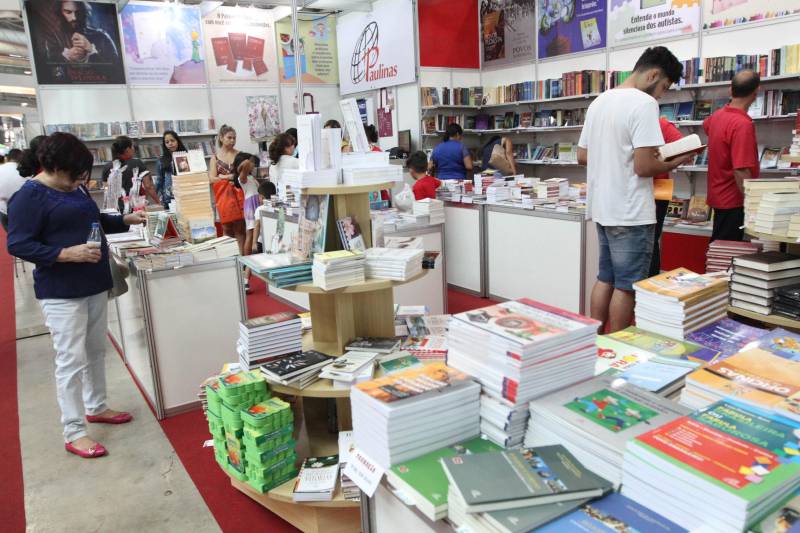 Quarto dia da  XXII Feira Pan-Amazônica do Livro, no Hangar Centro de Convenções da Amazônia, em Belém. 

 FOTO: CRISTINO MARTINS / AG. PARÁ 
DATA: 03.06.2018 
BELÉM - PARÁ <div class='credito_fotos'>Foto: Cristino Martins/Ag. Pará   |   <a href='/midias/2018/originais/58cd1848-6efd-401c-b0a8-cdef6a1a8716.jpg' download><i class='fa-solid fa-download'></i> Download</a></div>