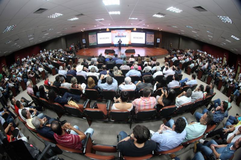 A pecuária é uma das principais cadeias produtivas do Pará, que se destaca no cenário nacional por possuir o quinto maior rebanho bovino, com mais de 20 milhões de cabeças. A importância do Estado na cadeia produtiva brasileira é destaque na InterCorte, evento que reúne iniciativas em prol do desenvolvimento do setor. A abertura, na noite desta segunda-feira, 21, no Carajás Centro de Convenções, em Marabá, sudeste paraense, contou com a presença do governador Simão Jatene, parlamentares e autoridades locais.

FOTO: THIAGO GOMES / AG. PARÁ
DATA: 21.05.2018
MARABÁ - PARÁ <div class='credito_fotos'>Foto: Thiago Gomes /Ag. Pará   |   <a href='/midias/2018/originais/58ce9b8d-0492-4a3a-b432-f61f8f229c05.jpg' download><i class='fa-solid fa-download'></i> Download</a></div>