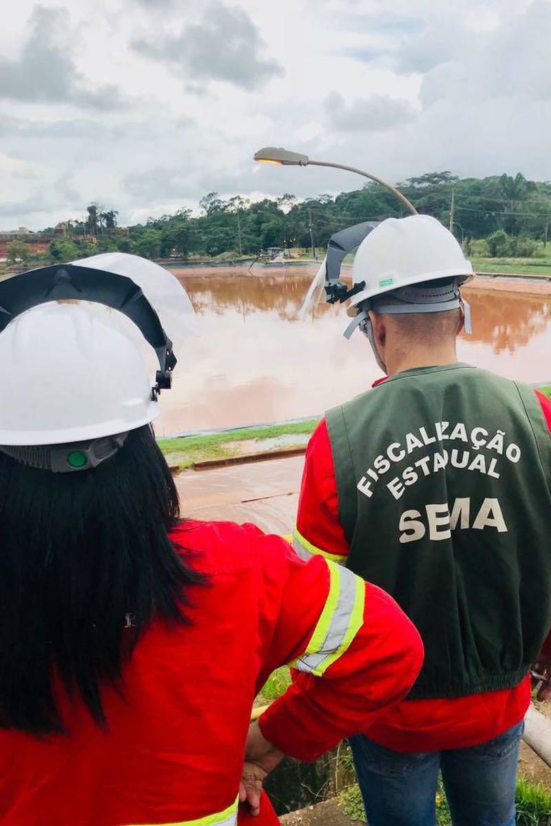 Por conta do não cumprimento do prazo de 48 horas dado pelo Governo do Estado para que a Hydro reduzisse os níveis das bacias de resíduos ao nível de pelo menos um metro, a Secretaria de Meio Ambiente e Sustentabilidade (Semas) notifica a empresa, na manhã desta terça-feira (27), com a determinação de que reduza a produção da refinaria em 50%. A Semas também triplicará a multa definida anteriormente, cumprindo a legislação ambiental em vigor, chegando a cerca de R$ 1 milhão por dia de descumprimento (300 mil Unidades de Padrão Fiscal). A empresa informou formalmente que reduziu os índices, mas não integralmente no total determinado de um metro.
FOTO: LUIZ CARLOS / SECOM
DATA: 27.02.2018
BARCARENA - PARÁ <div class='credito_fotos'>Foto: LUIZ CARLOS / SECOM | <a href='/midias/2018/originais/58d3218b-5155-4947-9a97-5f7f0d6cfa59.jpg' download><i class='fa-solid fa-download'></i> Download</a></div>