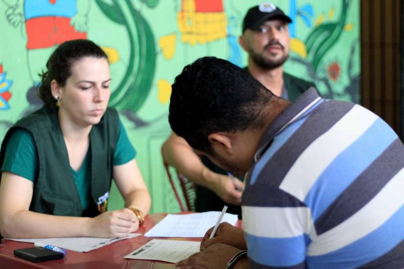 O Departamento Penitenciário Nacional (Depen), órgão vinculado ao Ministério da Justiça e Segurança Pública, realizou um mutirão do projeto Identidade Cidadã, nos dias 19 e 20 de dezembro, no Presídio Estadual Metropolitano (PEM) III. A ação teve como objetivo emitir a segunda via de certidões de nascimento ou de casamento para pessoas privadas de liberdade. O projeto é uma parceria do Depen com a Associação de Notários e Registradores do Brasil (Anoreg) e a Superintendência do Sistema Penitenciário do Pará (Susipe). A partir de um levantamento feito pelos assistentes sociais do PEM III, foi constatada a necessidade de emitir a segunda via da certidão de nascimento para 154 internos.

FOTO: VELOSO JÚNIOR / ASCOM SUSIPE
DATA: 20.12.2018
SANTA IZABEL - PARÁ <div class='credito_fotos'>Foto: Veloso Junior / Ascom Susipe   |   <a href='/midias/2018/originais/58d55cad-a991-460e-8be6-fb4397c89f6a.jpg' download><i class='fa-solid fa-download'></i> Download</a></div>