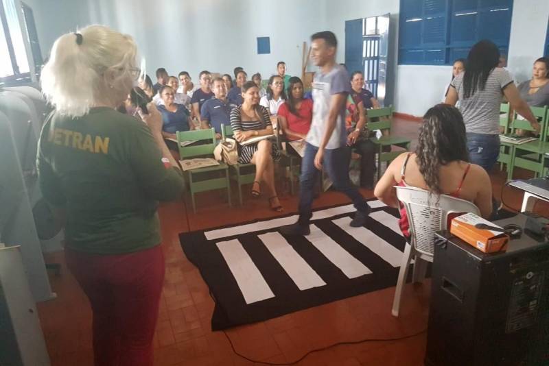 Os municípios de Santo Antônio do Tauá e Tomé-Açu (foto), no nordeste paraense, receberam ações de educação no trânsito, realizadas pelo Departamento de Trânsito do Estado do Pará (Detran), nas duas últimas semanas.
FOTO: ROSE BARBOSA / ASCOM DETRAN
DATA: 13.11.2018
TOMÉ-AÇU - PARÁ <div class='credito_fotos'>Foto: ROSE BARBOSA / ASCOM DETRAN | <a href='/midias/2018/originais/58d5a0ed-ec74-412d-89d7-9edd77b01a93.jpg' download><i class='fa-solid fa-download'></i> Download</a></div>