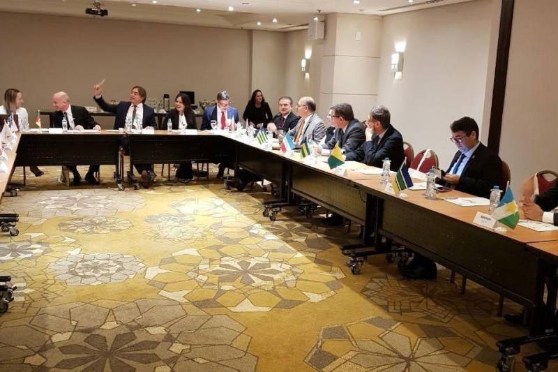 O procurador-geral do Estado do Pará, Ophir Cavalcante Junior, participou nesta sexta-feira (23), no Hotel Sheraton, em Porto Alegre (RS), da 1ª Reunião Ordinária de 2018 do Colégio Nacional de Procuradores-Gerais dos Estados e do Distrito Federal (Conpeg). Durante o encontro, Ophir Cavalcante falou sobre as restrições e bloqueios que a Secretaria do Tesouro Nacional vem impondo aos estados, contrariando a jurisprudência do Supremo Tribunal Federal (STF), como no caso da intranscendência entre os poderes. Diversos temas também fizeram parte da reunião, como a discussão sobre um termo de parceria com a TV Justiça e uma apresentação do procurador-geral do Estado do Rio Grande do Norte, Francisco Wilkie Rebouças Chagas Júnior, a respeito dos “Meios alternativos de resolução de conflitos – caminhos para se evitar ou reduzir a litigiosidade”.
FOTO: ASCOM / PGE
DATA: 23.03.2018
PORTO ALEGRE - RS <div class='credito_fotos'>Foto: ASCOM PGE | <a href='/midias/2018/originais/58ec2de7-d20c-4895-9fd8-8ce63b254034.jpg' download><i class='fa-solid fa-download'></i> Download</a></div>