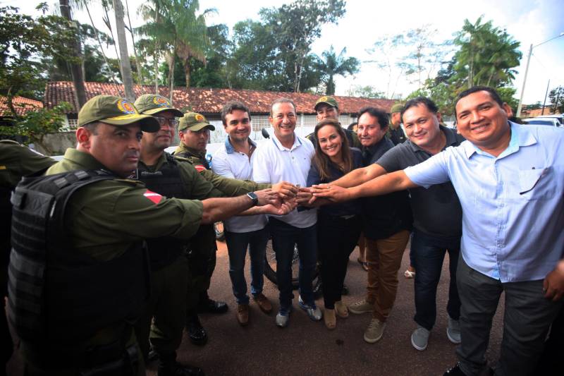 Os batalhões de Policiamento da PM de Barcarena (foto) e Abaetetuba, no Baixo Tocantins, receberam na tarde desta quinta-feira (21), 14 viaturas e 20 motocicletas para o reforço da segurança pública nas cidades. Os dois municípios pertencem ao Comando de Policiamento Regional IX, que realiza o policiamento em 10 municípios da região. O CPR IX também está formando 134 novos policias que deverão ser integrados ao policiamento no mês de julho. Participaram da entrega o comandante geral da PM, coronel Hilton Benigno, o presidente da Assembleia Legislativa do Pará (Alepa), deputado estadual Márcio Miranda e os deputados Ana Cunha e Celso Sabino. O coronel Hilton Benigno comentou que toda a frota de veículos da PM foi renovada. “A renovação traz melhores condições de trabalho ao policial”, afirmou.
FOTO: THIAGO GOMES / AG. PARÁ
DATA: 21.06.2018
BARCARENA - PARÁ <div class='credito_fotos'>Foto: Thiago Gomes /Ag. Pará | <a href='/midias/2018/originais/58f3b29e-eee7-460c-b7d8-5c5ac3f69834.jpg' download><i class='fa-solid fa-download'></i> Download</a></div>