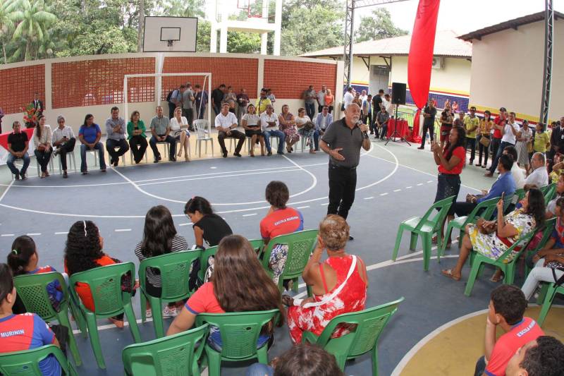 Um painel, no pátio da Escola Estadual de Ensino Médio Ruth Guimarães Ferreira, no distrito de Murinim, em Benevides, mostra 16 alunos da unidade aprovados nos últimos vestibulares. Desses, 12 irão estudar na Universidade Federal do Pará (UFPA). São os primeiros resultados de um processo que começou há nove meses, quando a escola entrou em reforma e ampliação. A nova “Ruth Guimarães Ferreira” foi entregue oficialmente nesta segunda-feira, 26, pelo governador Simão Jatene. Reformada e ampliada, a escola tem agora seis salas de aula; quatro laboratórios (multiuso, multidisciplinar, informática e de leitura); cozinha; refeitório e dispensa; quadra poliesportiva, vestiários feminino e masculino; área de convivência; sala para Atendimento Educacional Especializado (AEE) e acessos para pessoas com deficiência. Espaços de sobra para seus 892 alunos, distribuídos em três turnos do Ensino Médio. A obra custou R$ 2,446 milhões.
FOTO: CRISTINO MARTINS / AG. PARÁ
DATA: 26.03.2018
BENEVIDES - PARÁ <div class='credito_fotos'>Foto: Cristino Martins/Ag. Pará | <a href='/midias/2018/originais/58f4a3d0-af62-4a11-98c4-10f5407ed190.jpg' download><i class='fa-solid fa-download'></i> Download</a></div>