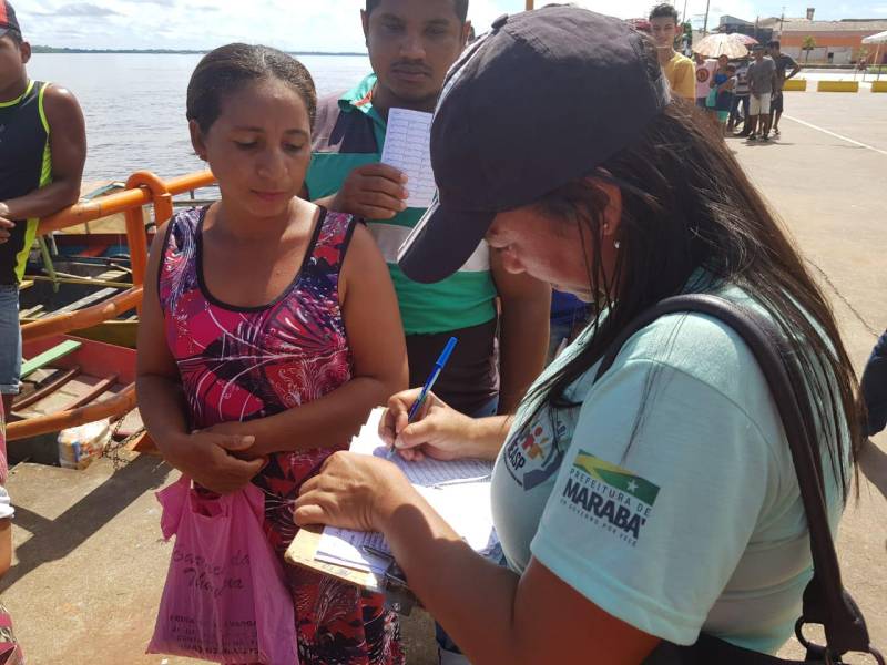 Em Marabá, os primeiros a receber as cestas básicas, nesta quinta-feira,19, foram as cerca de 100 famílias da Comunidade Ribeirinha São Sebastião, conhecida como Carrapato. Entre elas, a família de Marinete das Mercês, de 43 anos, que perdeu toda sua plantação com as fortes chuvas. “Meus plantios de feijão, macaxeira e milho foram tudo para o fundo. Essa cesta é muito bem vinda porque as coisas estão difíceis, ainda mais para quem tem sete filhos”, disse a agricultora. A Defesa Civil do Município de Marabá recebeu mil cestas básicas da Coordenadoria Estadual de Defesa Civil (Cedec). O coordenador municipal do órgão, Jairo Milhomen explicou que “além dos ribeirinhos, famílias há mais de 30 dias sem cestas e aquelas que estão em abrigos e ainda não receberam serão contempladas”.
FOTO: DIVULGAÇÃO
DATA: 19.04.2018
MARABÁ - PARÁ <div class='credito_fotos'>Foto: Divulgação | <a href='/midias/2018/originais/58fd2632-c277-42f3-ac51-76988c71e0f3.jpg' download><i class='fa-solid fa-download'></i> Download</a></div>