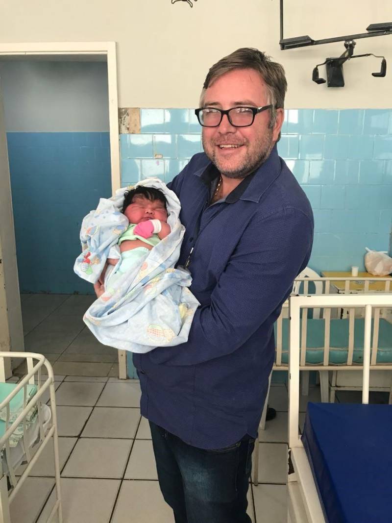 O Hospital Regional de Olympio Cardoso da Silveira (HRS) desempenha um papel importante no nordeste do Pará, porque é o único hospital público que dispõe de urgência e emergência na região do Salgado, abrangendo cerca de 400 mil habitantes. O HRS tem gestão direta da Secretaria de Estado de Saúde Pública (Sespa) e está localizado no município de Salinópolis. Segundo o diretor do HRS, Valdecir Lutz, além do serviço de urgência e emergência, que atende a aproximadamente a 4.500 pacientes por mês, o Hospital funciona 24 horas oferecendo atendimento ambulatorial e hospitalar nas Clínicas Básicas, que são Clínica Médica, Obstetrícia, Cirurgia e Pediatria, tendo sempre de plantão dois clínicos, um cirurgião, um obstetra e um anestesista. Na foto, Valdecir Lutz a menina Heloísa, o bebê que nasceu com 5,7 quilos, que nasceu em 2017 no Hospital Regional de Salinópolis.
FOTO: ASCOM / SESPA
DATA: 20.05.2018
SALINÓPOLIS - PARÁ <div class='credito_fotos'>Foto: ASCOM SESPA | <a href='/midias/2018/originais/5901b401-d1e1-4801-bdcd-405925a7746a.jpg' download><i class='fa-solid fa-download'></i> Download</a></div>