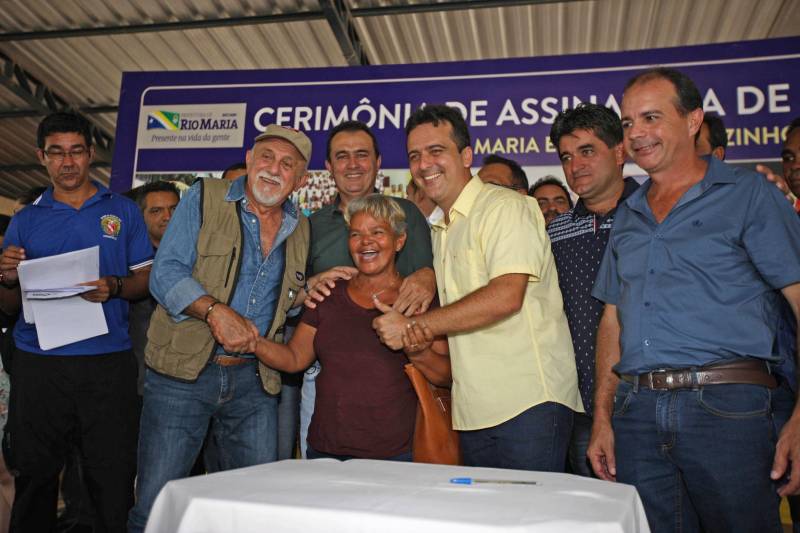 Onze municípios do sul e sudeste paraense recebem recursos do Estado para recuperar ruas e vicinais atingidas pelas enchentes e fortes chuvas que caem na região. Em agenda oficial nesta sexta-feira (6), o governador Simão Jatene assinou, pela manhã, no Parque de Exposições Valeu Boi Leilões, em Rio Maria, os convênios que garantem o repasse de cerca de R$ 4 milhões. As obras de caráter emergencial serão executadas pelas prefeituras em parceria com a Secretaria de Estado de Transportes (Setran). O objetivo é recuperar a trafegabilidade nessas localidades e assegurar o direito de ir e vir da população. Na manhã desta sexta, foram assinados nove convênios (foto), com os municípios de Redenção, Pau D’Arco, São Félix do Xingu, Santa Maria das Barreiras, Tucumã, Água Azul do Norte, Xinguara, Bannach e Rio Maria. Além da Setran, participam da ação o Centro Regional de Governo do Sudeste do Pará e a Defesa Civil. “O valor do investimento em cada município vai depender da necessidade verificada pelas equipes do Estado e das prefeituras. O recurso não será usado para reconstruir vias, mas para restabelecer a trafegabilidade”, disse o secretário de Transportes, Kléber Menezes.
FOTO: ANTÔNIO SILVA / AG. PARÁ
DATA: 06.04.2018
RIO MARIA - PARÁ <div class='credito_fotos'>Foto: Antônio Silva/Ag. Pará | <a href='/midias/2018/originais/590721d6-1f14-4ae9-bbc3-ca9e05d3d55d.jpg' download><i class='fa-solid fa-download'></i> Download</a></div>