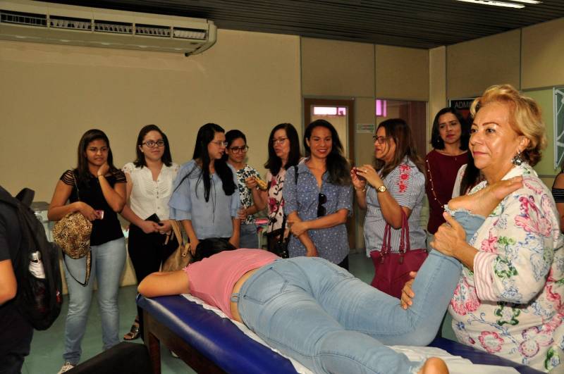 Nas dependências do Centur, os participantes do seminário puderam conferir, na prática, como se dá a oferta das Práticas Integrativas e Complementares, a exemplo da musicoteparia, que contagiou dezenas de pessoas com momentos de rodas circulares; a auriculoterapia, homeopatia e a fitoterapia
FOTO: JOSÉ PANTOJA / ASCOM SESPA
DATA: 22.03.2018
BELÉM - PARÁ <div class='credito_fotos'>Foto: José Pantoja / Ascom Sespa | <a href='/midias/2018/originais/59087167-05c2-4d9a-baa7-7df274eb0a89.jpg' download><i class='fa-solid fa-download'></i> Download</a></div>