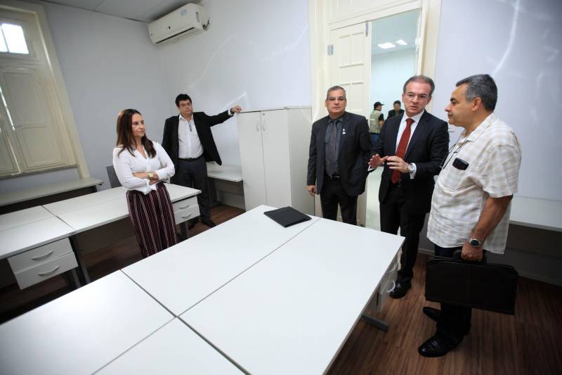 O Governo do Estado do Pará iniciou, nesta terça-feira (6), a transição da administração ao futuro governo. Na sede da Procuradoria Geral do Estado, o Procurador-geral, Ophir Cavalcante Júnior e o Auditor-geral do Estado, Roberto Amoras, receberam o ex-deputado Parsifal Pontes, coordenador da quipe de transição do governador eleito, Hélder Barbalho. Após a reunião, os dois representantes governamentais visitaram as instalações que o gabinete de transição ocupará nas próprias dependências da Procuradoria Geral do Estado (foto).
FOTO: THIAGO GOMES / AG. PARÁ
DATA: 06.11.2018
BELÉM - PARÁ <div class='credito_fotos'>Foto: Thiago Gomes /Ag. Pará | <a href='/midias/2018/originais/590f64e9-8305-4073-8b50-6139f8edd02d.jpg' download><i class='fa-solid fa-download'></i> Download</a></div>
