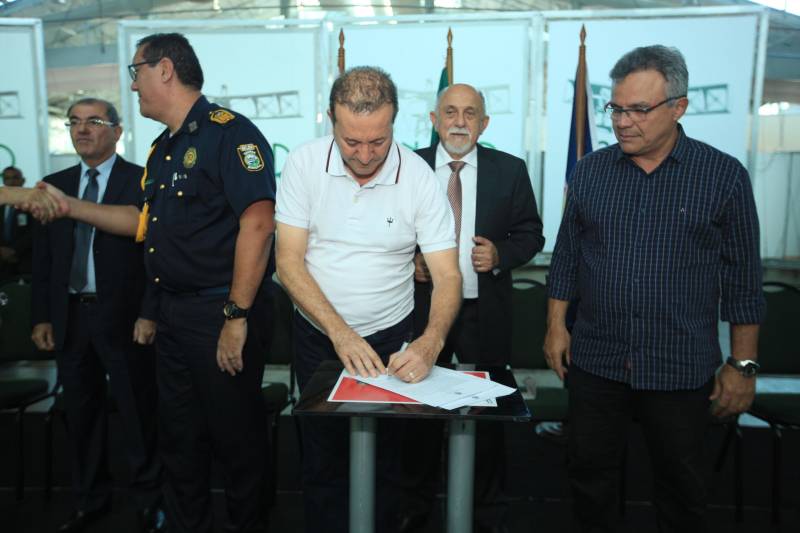 O Governo do Estado reforçou a parceria com a Prefeitura de Belém com a entrega, nesta quarta-feira (4), de 41 veículos que vão potencializar as ações de segurança na capital. A iniciativa faz parte do pacote de ações imediatas para 2018, anunciadas pelo Sistema de Segurança Pública do Estado em fevereiro deste ano contra a violência, que contempla a renovação da frota e equipamentos das Polícias Civil e Militar e fortalecimento das Guardas Municipais em todas as regiões do Estado, entre outras medidas. A entrega ocorreu no Hangar – Centro de Convenções e Feiras, em Belém. Ao todo, foram entregues 41 veículos, sendo seis picapes, dez carros modelo SUV e 25 motocicletas, totalizando um investimento de R$ R$2.062.160,00. Além das viaturas, foi firmado convênio entre o Governo do Estado e Prefeitura no valor de R$2.707.926,00 milhões para a compra equipamentos. O pacote contempla a aquisição de 300 pistolas 380, 16.200 munições e 600 coletes. As duas ações contabilizam mais de R$ 4,7 em investimentos para a Guarda Municipal de Belém. Na foto, o presidente da Assembleia Legislativa, deputado Márcio Miranda.
FOTO: MÁCIO FERREIRA / AG. PARÁ
DATA: 04.07.2018
BELÉM - PARÁ <div class='credito_fotos'>Foto: MÁCIO FERREIRA/ AG. PARÁ | <a href='/midias/2018/originais/591ca248-2e8b-463e-ae65-5344122cd9f1.jpg' download><i class='fa-solid fa-download'></i> Download</a></div>