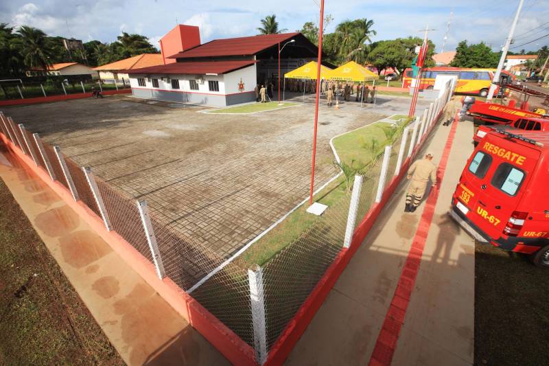 Moradores, comerciantes, militares e políticos da região da Ilha do Marajó comemoraram, nesta quarta-feira (24), junto ao governador Simão Jatene, a entrega do 18º Grupamento Bombeiro Militar, inaugurado hoje no município de Salvaterra. Quarenta e oito militares foram deslocados para o local, sendo 45 praças e três oficiais. O espaço conta com viaturas para atendimento a incêndios, salvamentos, resgates e uma lancha.O Coronel Antônio Zanelli, comandante geral do Corpo de Bombeiros, explicou a escolha do município para receber o grupamento. “Salvaterra foi escolhida estrategicamente para receber este quartel por ser a porta do Marajó. Salvaterra e Soure possuem forte apelo turístico. Antes, nosso tempo-resposta para a população daqui demorava até 1h30 minutos, já que vínhamos de Icoaraci, distrito de Belém. Agora a meta é atender o mais rápido possível os seis municípios da região do Marajó Ocidental”, explicou. Além de Salvaterra e Soure, a corporação atenderá os municípios de Cachoeira do Arari, Santa Cruz do Arari, Ponta de Pedras e Muaná.

FOTO: MÁCIO FERREIRA / AG PARÁ
DATA: 24.01.2018
SALVATERRA - PARÁ <div class='credito_fotos'>Foto: MÁCIO FERREIRA/ AG. PARÁ   |   <a href='/midias/2018/originais/5927ee6a-a4ba-4e71-abd0-0d69240c3249.jpg' download><i class='fa-solid fa-download'></i> Download</a></div>