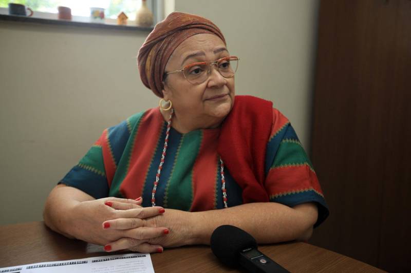Mais de 400 lideranças de povos tradicionais de matrizes africanas, remanescentes quilombolas e indígenas estarão reunidos em Belém, a partir desta terça-feira (27), na IV Conferência Estadual de Promoção da Igualdade Racial (Conepir), que esse ano traz o tema “O Pará na década dos afrodescendentes: reconhecimento, justiça e desenvolvimento”. O Estado do Pará tem em seu território mais de 400 comunidades remanescentes de quilombos, que reúnem mais de 12 mil famílias, aproximadamente dois mil terreiros das religiões e matrizes africanas estão somente na Região Metropolitana de Belém e em todo o Estado vivem mais de 61 mil indígenas. Na foto, a gerente de Promoção da Igualdade Racial, da Secretaria de Estado de Justiça e Direitos Humanos (SEJUDH), Virginia Lunalva.
FOTO: MÁCIO FERREIRA / AG. PARÁ
DATA: 26.03.2018
BELÉM - PARÁ <div class='credito_fotos'>Foto: MÁCIO FERREIRA/ AG. PARÁ | <a href='/midias/2018/originais/592c1edf-e63b-4763-9d25-eb8284bcd13d.jpg' download><i class='fa-solid fa-download'></i> Download</a></div>