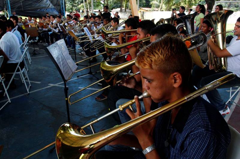 Professores da Fundação Carlos Gomes (FCG) ministram oficinas de instrumentos musicais esta semana no município de Canaã dos Carajás, no sudeste do Pará. As aulas de flauta doce, clarinete, sax alto e sax tenor começam nesta terça-feira, 24 de abril, e vão até o dia 28 deste mês. Na foto sopros salvaterra
FOTO: ASCOM FCG
DATA: 23.04.2018
BELÉM - PARÁ <div class='credito_fotos'>Foto: ASCOM FCG | <a href='/midias/2018/originais/592d1669-d069-4989-b48c-4b957e56689d.jpg' download><i class='fa-solid fa-download'></i> Download</a></div>