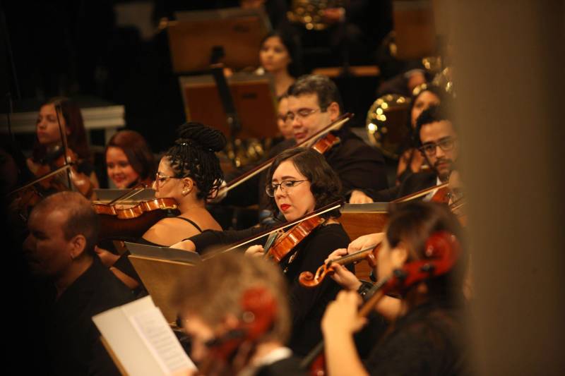 O primeiro dia de apresentações para o público do XXXI Festival Internacional de Música do Pará (Fimupa) encerrou de forma triunfal e da maneira que melhor traduz o festival: com a apresentação da Orquestra Acadêmica desta edição, formada por musicistas paraenses, instrumentistas de diversos países, acadêmicos do curso de graduação em música da Universidade Estadual do Pará e crianças, que iniciaram há pouco tempo os estudos de música no Instituto Estadual Carlos Gomes. Com a mistura do popular com o erudito, o compositor e maestro carioca Tim Rescala levou ao palco a suíte orquestral “Velho Chico”, trilha sonora da novela da Rede Globo, de sua autoria.
FOTO: MARCELO LELIS / AG. PARÁ
DATA: 03.05.2018
BELÉM - PARÁ <div class='credito_fotos'>Foto: Marcelo Lelis / Ag. Pará | <a href='/midias/2018/originais/59391e6c-87da-44fd-8330-b29f83566435.jpg' download><i class='fa-solid fa-download'></i> Download</a></div>
