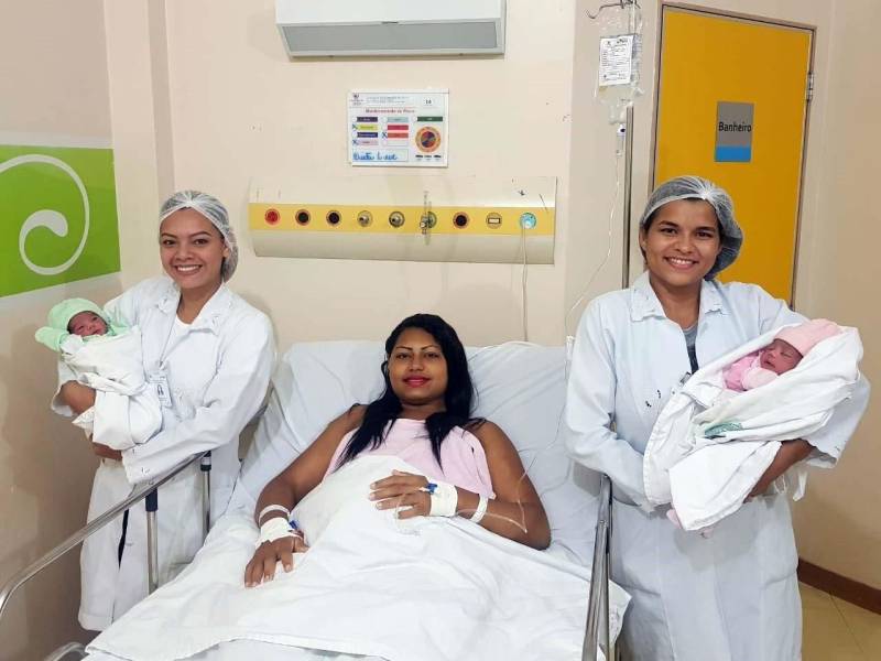 Com o tema central “Mãos que Cuidam’’, o Hospital Geral de Tailândia (HGT), na mesorregião do nordeste paraense, promoveu Semana de Enfermagem, de 14 a 18, com a finalidade de intensificar a interação entre o corpo de enfermagem e usuários dos serviços que são oferecidos para uma população estimada em 300 mil habitantes e que realiza uma média de 120 partos por mês, já que é referência em obstetrícia na região. Na foto, a paciente mãe de gêmeos, Andreza Nascimento da Silva.

FOTO: ASCOM / HGT TAILÂNDIA
DATA: 20.05.2018
TAILÂNDIA - PARÁ <div class='credito_fotos'>Foto: ASCOM HGT TAILÂNDIA   |   <a href='/midias/2018/originais/5939c720-2ac2-408d-b253-498437be5afa.jpg' download><i class='fa-solid fa-download'></i> Download</a></div>