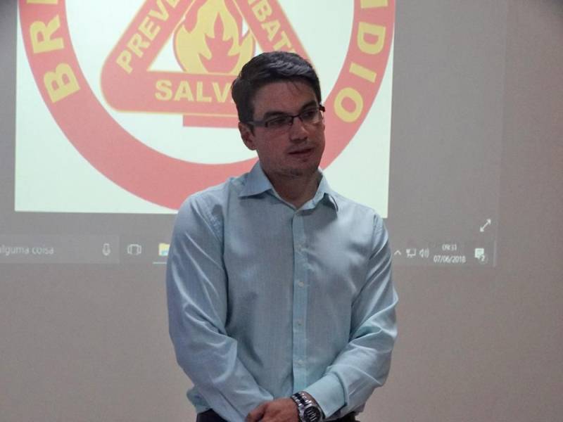 Com o objetivo de preparar os funcionários que fazem parte da Brigada de Incêndio, contribuindo para a prevenção e o combate a esse tipo de ocorrência, o Hospital Público Estadual Galileu (HPEG), em Belém, entregou nesta quinta-feira (7) os certificados de conclusão aos 26 participantes do curso de Brigada de Incêndio, promovido em abril deste ano, com carga horária de 20 h. O diretor-geral do Hospital Galileu, Saulo Mengarda (foto), ressaltou a importância da capacitação contínua oferecida aos brigadistas da unidade. “Essa Brigada é muito importante para todos nós dentro do hospital, porque no Brasil precisamos reforçar essa cultura de prevenção, de estarmos preparados para uma situação de emergência, e não agir apenas quando o sinistro já ocorreu. E como não estamos habituados a situações de emergência, é preciso treinar para estarmos preparados”, frisou.
FOTO: ASCOM / HPEG
DATA: 07.06.2018
BELÉM - PARÁ <div class='credito_fotos'>Foto: ASCOM / HPEG | <a href='/midias/2018/originais/593c15c0-3d4f-456a-aeb9-9ba9172e418e.jpg' download><i class='fa-solid fa-download'></i> Download</a></div>