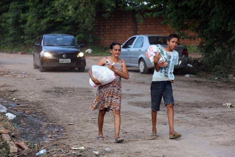 O Governador do Pará, Simão Jatene, esteve durante esta sexta-feira (13) no município de Paragominas. Além de visitar as áreas afetadas pela enxurrada que ocorreu na madrugada da quinta-feira (12), ele conversou com moradores atingidos, reuniu com autoridades municipais, secretários de estado, com o Corpo de Bombeiros e a Defesa Civil para traçar as metas e ações a serem cumpridas para restabelecer a normalidade na cidade. A forte enxurrada, que durou toda a madrugada, alagou cerca de 40% da cidade e atingiu 350 famílias. Até o momento, 13 locais foram adequados para funcionar como abrigo, entre escolas, associações, ginásios, entre outros, para receber desabrigados e desalojados.

FOTO: SIDNEY OLIVEIRA / AG. PARÁ
DATA: 13.04.2018
PARAGOMINAS - PARÁ <div class='credito_fotos'>Foto: Sidney Oliveira/Ag. Pará   |   <a href='/midias/2018/originais/594f1534-a948-4947-b7a9-ab1179e66331.jpg' download><i class='fa-solid fa-download'></i> Download</a></div>