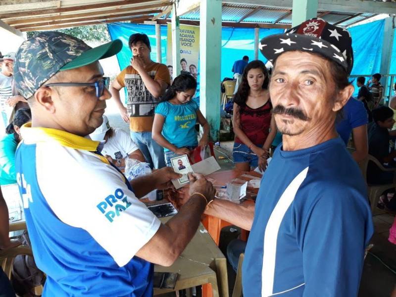 Agricultores familiares da Colônia do Cruzador, a 50 quilômetros de Marapanim, foram beneficiados, nesta sexta-feira (4), com a Caravana Pro Paz Cidadania. No segundo dia de ação na região, os trabalhadores receberam os serviços de emissão de documentos de identidade, entre outros. A ação é realizada por meio de parcerias, com a Polícia Civil, Seaster, Defensoria Pública, entre outros, mas o trabalho se fortalece com a ajuda dos moradores locais que se voluntariam a participar da ação. Na foto, José Evaristo Queirós (d), de 57 anos.
FOTO: ASCOM / PRO PAZ
DATA: 04.05.2018
BELÉM - PARÁ <div class='credito_fotos'>Foto: ASCOM PRO PAZ | <a href='/midias/2018/originais/59604430-d1eb-4604-a798-900836b4fcbe.jpg' download><i class='fa-solid fa-download'></i> Download</a></div>