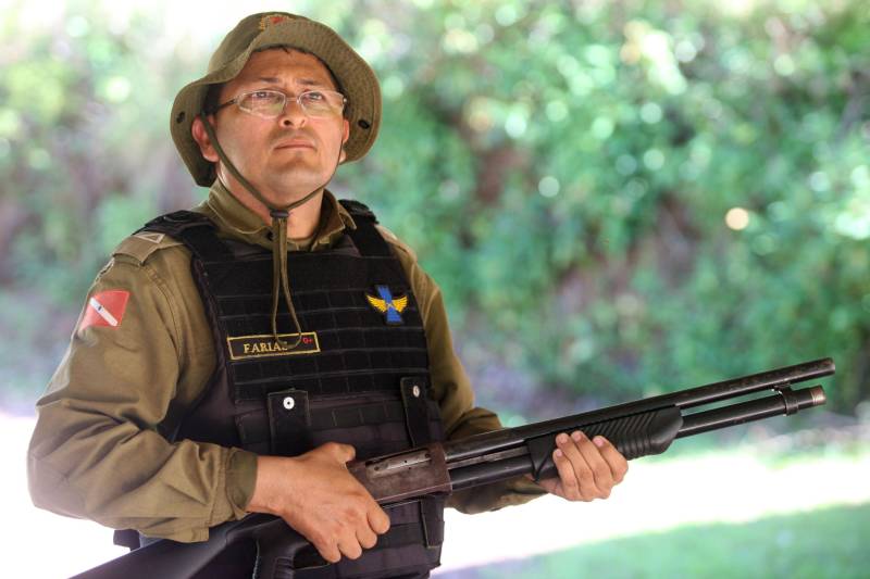 Com nível de especialização, o Curso de Policiamento Rodoviário reúne em Belém, até sexta-feira (15), agentes da Polícia Rodoviária Estadual (PRE) e de outros órgãos do Sistema de Segurança Pública, como o Departamento de Trânsito (Detran), além da Polícia Rodoviária Federal. O subtenente Francisco Farias (foto), policial militar há 29 anos, está se aposentando, mas fez questão de participar da especialização.
FOTO: MARCELO LELIS / AG. PARÁ
DATA: 14.06.2018
MOSQUEIRO - PARÁ <div class='credito_fotos'>Foto: Marcelo Lelis / Ag. Pará | <a href='/midias/2018/originais/5969f1ed-c2e2-44ca-b9e3-bf43b7fabca4.jpg' download><i class='fa-solid fa-download'></i> Download</a></div>