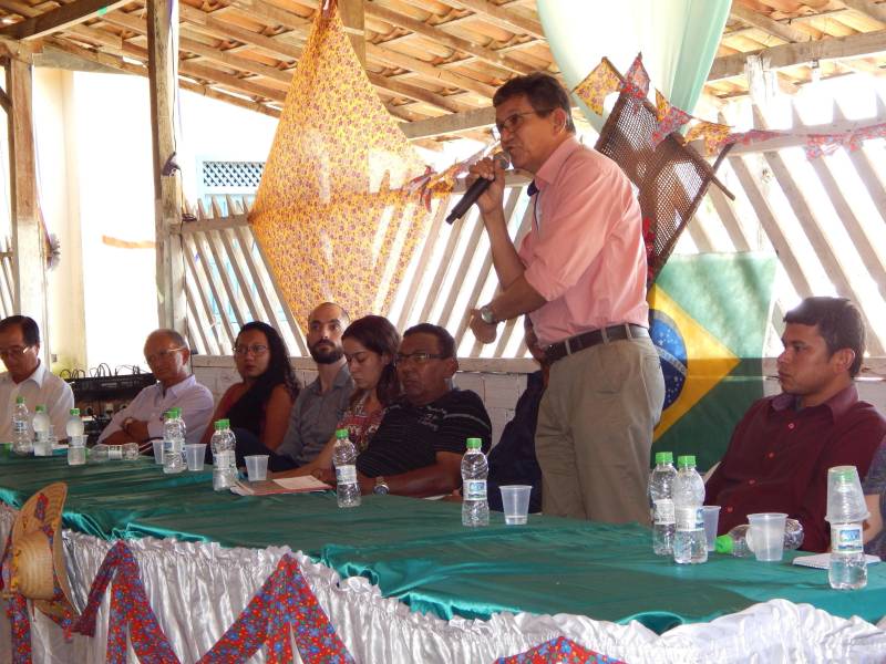 O Programa de Redução da Pobreza no Meio Rural, executado pelo Núcleo de Gerenciamento do Pará Rural, inaugurou em Tomé-Açu, município do nordeste paraense, uma agroindústria de beneficiamento de frutas. O programa visa implantar projetos em regiões com grande necessidade de melhoria na qualidade de vida, incentivando a agricultura familiar local. A inauguração, na última quinta-feira (28), teve a presença do gerente Executivo do Pará Rural, Valdo Gaspar (ao microfone), do coordenador Técnico do Núcleo, Brian Almeida, e de vários parceiros do município.
FOTO: ASCOM / PARÁ RURAL
DATA: 01.07.2018
TOMÉ-AÇU - PARÁ <div class='credito_fotos'>Foto: ASCOM PARÁ RURAL | <a href='/midias/2018/originais/59726cdc-ac73-40b2-b657-4a6315d48d89.jpg' download><i class='fa-solid fa-download'></i> Download</a></div>