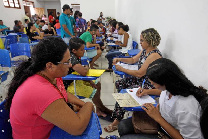 “Perdi todos os documentos na chuva, assim como quase tudo de dentro da casa. Poder tirar os documentos hoje, menos de uma semana depois do desastre e tudo de graça, é bom, chegou na hora certa e vai ajudar muita gente mesmo”. A fala é Adriano Pinheiro, morador do bairro Angelim, um dos 15 afetados pela forte enxurrada que alagou 40% do município de Paragominas, no nordeste paraense, na semana passada. Ele se soma a outras centenas de pessoas que estiveram nesta terça-feira (17), na Escola Municipal Anésia da Costa Chaves, primeiro local da Caravana do ProPaz no município (foto). Semelhante as demais ações do ProPaz Cidadania, o programa está viabilizando no município a emissão de 2ª via de Certidão de Nascimento, Registro Geral (RG), 2ª via de CPF, carteira social (mudança de gênero), fotos para os documentos e a carteira do ID Jovem, que possibilita a jovens de 15 a 29 anos, diversos benefícios, entre eles, meia passagem em trajetos interestaduais.
FOTO: SIDNEY OLIVEIRA / AG. PARÁ
DATA: 17.04.2018
PARAGOMINAS - PARÁ
<div class='credito_fotos'>Foto: Sidney Oliveira/Ag. Pará | <a href='/midias/2018/originais/5973d2c1-384b-4915-8035-c7b1db0aac36.jpg' download><i class='fa-solid fa-download'></i> Download</a></div>
