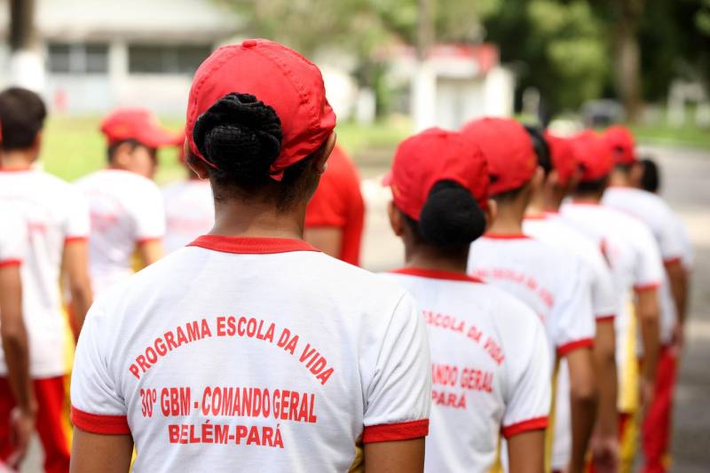 O Corpo de Bombeiros Militar do Pará também atua com um projeto de responsabilidade social que oferece perspectivas às crianças e adolescentes. O “Escola da Vida” começou no quartel da Cremação em 1993, com apenas 20 alunos. Hoje, alcança 3.200 alunos matriculados e distribuídos em 25 polos pelo Estado. Mais de 25 mil crianças já passaram pelo projeto que oferece informações, orientações, treinamento, educação e base de apoio para a formação do cidadão. Dos 25 polos do Projeto Escola da Vida, cinco estão em Belém, nos bairros da Cremação e Val de Cans, além de Icoaraci, Outeiro e Mosqueiro, funcionando dentro dos quartéis.
FOTO: SIDNEY OLIVEIRA / AG. PARÁ
DATA: 11.05.2018
BELÉM - PARÁ <div class='credito_fotos'>Foto: Sidney Oliveira/Ag. Pará | <a href='/midias/2018/originais/597888fd-af1d-4436-8be0-444f53014cbb.jpg' download><i class='fa-solid fa-download'></i> Download</a></div>
