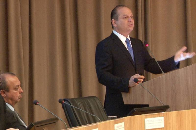 O Governo do Pará assinou nesta terça-feira (13), em Brasília (DF), um Termo de Cooperação com a Organização Pan-Americana de Saúde (Opas). O acordo vai efetivar mais ações na rede estadual de saúde, nas mais diversas áreas. “Desenvolvimento de recursos humanos, de ações de combate a endemias e desenvolvimento tecnológico serão as principais ações diretas, fruto desse acordo”, disse o secretário de Estado de Saúde Pública, Vítor Mateus, que foi a Brasília para a assinatura do acordo. O representante da Organização Pan-Americana de Saúde/Organização Mundial de Saúde (Opas/OMS) no Brasil, Joaquín Molina, assinou o documento, com o testemunho do ministro da Saúde, Ricardo Barros (foto). Organização internacional com 100 anos de experiência e integrante dos sistemas da Organização dos Estados Americanos (OEA) e da Organização das Nações Unidas (ONU), a Opas exerce um papel fundamental na melhoria de políticas e serviços públicos de saúde, por meio da transferência de tecnologia e da difusão do conhecimento.
FOTO: SECOM
DATA: 13.03.2018
BELÉM - PARÁ <div class='credito_fotos'>Foto: Ascom Secom | <a href='/midias/2018/originais/597b12f9-db9a-4b62-9d63-d409a2d3dd5a.jpg' download><i class='fa-solid fa-download'></i> Download</a></div>