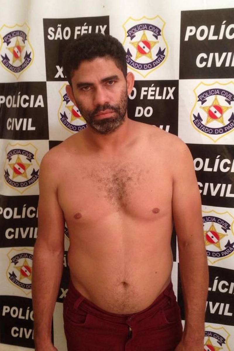 Uma ação integrada de policiais civis e militares evitou o assalto a uma agência bancária em São Félix do Xingu, município do sul do Pará. Seis homens foram presos em flagrante nesta quinta-feira (15), em uma casa na sede municipal, portando armamento, munição, coletes, máscaras e cerca de 30 quilos de dinamite. A operação policial começou por volta de 09 horas, após denúncia anônima recebida pela equipe de plantão da Delegacia de São Félix, sobre a presença de um grupo de criminosos na cidade, escondido em uma residência no Bairro Cai N'Água, que estaria planejando assaltar uma agência bancária. Na foto, Rafael Silva Nascimento.
FOTO: ASCOM / PCPA
DATA: 16.02.2018
SÃO FÉLIX DO XINGU - PARÁ <div class='credito_fotos'>Foto: ASCOM / PCPA | <a href='/midias/2018/originais/5984f4c4-f8e8-40cc-819e-f6deedb439d1.jpg' download><i class='fa-solid fa-download'></i> Download</a></div>