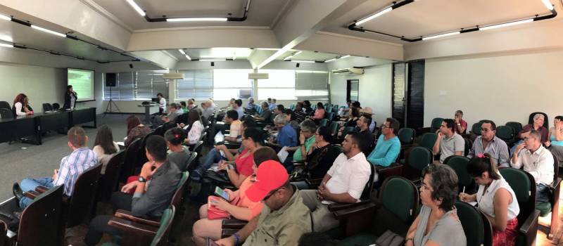 Com a definição dos novos parâmetros do Programa Nacional de Crédito Fundiário (PNCF), os agricultores paraenses devem começar a ter acesso em breve ao PNCF. As novas linhas do programa foram apresentadas nesta quinta-feira (21), pela subsecretária de Reordenamento Agrário da Secretaria Especial de Agricultura e Desenvolvimento Agrário do Governo Federal, Raquel Santori, durante a reunião (foto) do Conselho de Desenvolvimento Rural Sustentável (CDRS), na sede da Secretaria de Estado de Desenvolvimento Agropecuário e da Pesca (Sedap), em Belém. Durante a reunião com os conselheiros, Raquel explicou que o Programa Nacional de Crédito Fundiário é uma política pública do governo federal executada em parceria com os governos estaduais por meio das unidades técnicas para que o crédito alcance todas as regiões do país. O financiamento é destinado aos agricultores familiares sem terra ou com pouca terra para que possam comprar imóveis rurais, construir casa, preparar o solo e aplicar na infraestrutura necessária para produção e assistência técnica.
FOTO: ASCOM / SEDAP
DATA: 21.06.2018
BELÉM - PARÁ <div class='credito_fotos'>Foto: Ascom Sedap | <a href='/midias/2018/originais/599288d9-0158-4bde-9968-232c73b7a081.jpg' download><i class='fa-solid fa-download'></i> Download</a></div>